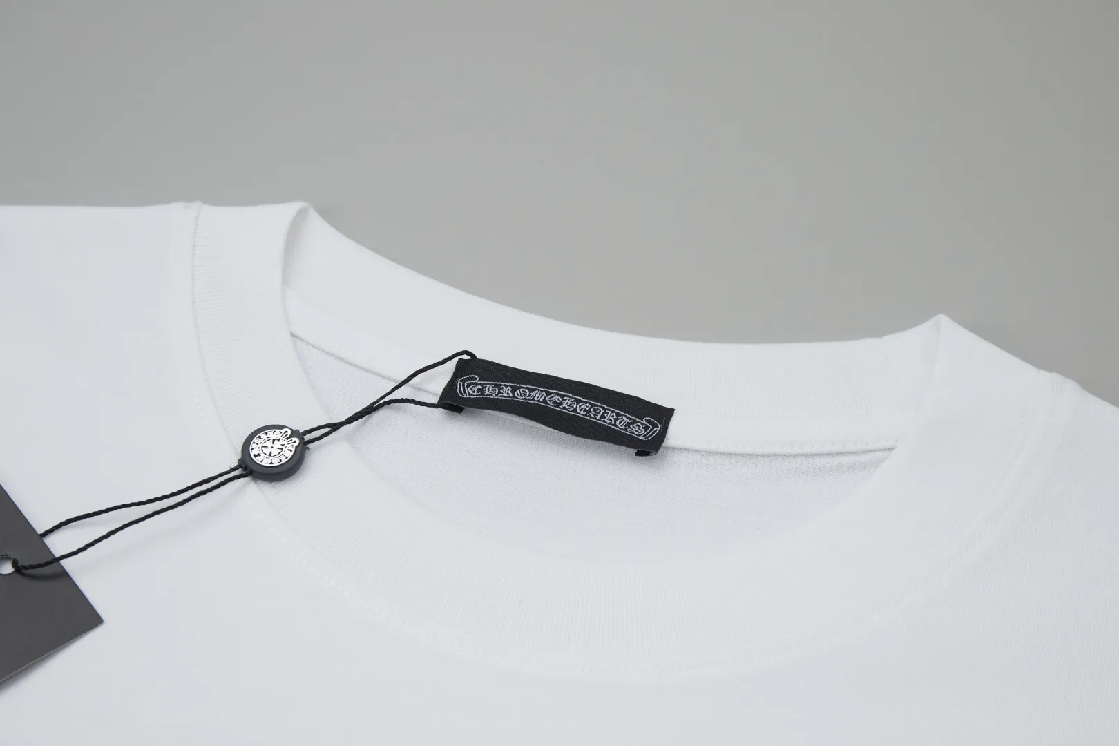 🅿️230 ✨CH✨🆕25SS spring and summer new style Crow Heart ✝ Rack logo leather label hot-drilled short sleeves Light luxury essential item for daily commuting for men and women Correct version Welcome to compare Detailed features · 260 grams of 100% pure cotton double yarn jersey fabric · Custom dyed in the same cylinder, special thickened 32 pieces of double-strand 1X1 thread · Double-needle stitching and cross-stitching technology · Original main mark, washed tag, brand moisture-proof paper packaging Color: white/black/purple/grey Size: S/M/L/XL